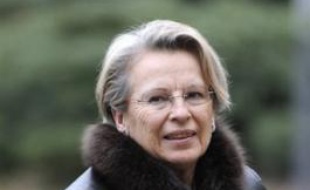 La ministre de l'Intérieur Michèle Alliot-Marie a apporté dimanche soir aux Mureaux (Yvelines), son soutien aux dix policiers légèrement blessés par des tirs de plombs la veille, lors d'un guet-apens tendu dans le quartier de la Vigne-Blanche.