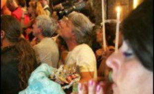 Une bonne dizaine de milliers de gitans sont venus cette année aux Saintes-Maries-de-la-Mer pour vénérer leur sainte patronne, Sara, au cours de leur traditionnel pèlerinage.