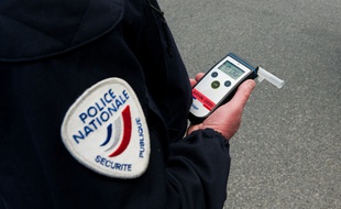 Le maire de Vitry-sur-Seine (Val-de-Marne) a été placé en garde à vue après avoir grillé un feu, percuté un scooter et conduit sur l'emprise de l'alcool. (Illustration)
