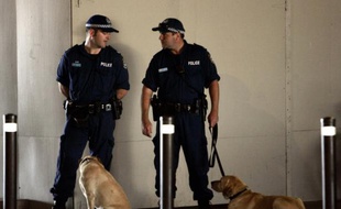 Deux policiers australiens à Sydney, le 17 février 2006