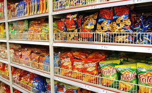 Rayon des biscuits apéritifs dans un supermarché.