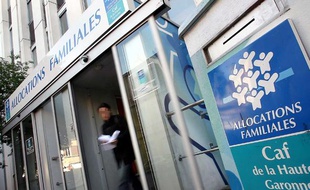 Les CAF (Caisse Allocations Familiales), comme celle-ci à Toulouse, sont surchargees par les demandes croissantes d'allocataires dues a la crise.