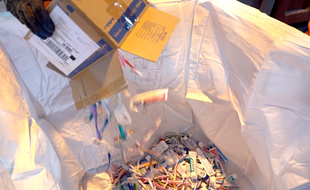 Récolte des tubes de dentifrices et des brosses à dent par TerraCycle en vue d'être recyclés en granules de plastique.