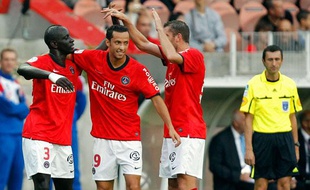 Sakho, Nenê et Armand célébrent un but du PSG contre Arles-Avignon, le 11 septembre 2010 à Paris.