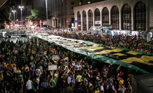 Plusieurs milliers de personnes sont descendues dans les rues de Sao Paulo pour protester contre Dilma Rousseff et Lula.