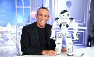 Thierry Ardisson et le robot Jean-Mi, mascotte de Salut Les Terriens.