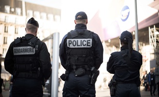 Des policiers et des gendarmes sécurisent la gare Saint-Lazare, le 31 Octobre 2017