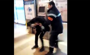 Un agent de sécurité frappe violemment un homme dans une gare.