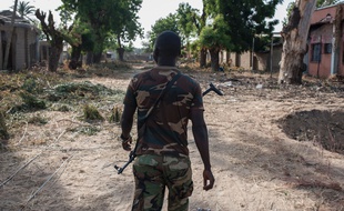 Un soldat nigérian patrouille dans les rues de Bama, au nord-est du Nigeria, le 8 décembre 2016.