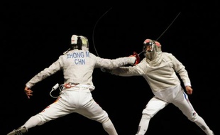 Le Chinois Man Zhong défie Nicolas Lopez au sabre en finale des Jeux olympiques de Pékin, le 18 août 2008.