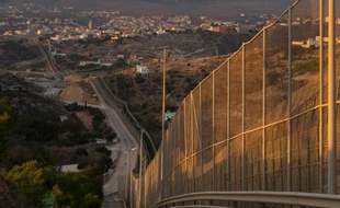 Plus de 200 migrants venus d'Afrique subsaharienne ont franchi la frontière espagnole depuis le Maroc vendredi à Melilla, a annoncé la préfecture de la ville, en plein regain de pression migratoire dans cette enclave.