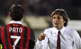 L'entraîneur du Milan AC, Leonardo, félicite son joueur, Pato, le 22 août 2009