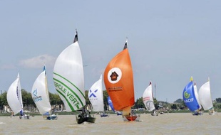 Le Français Jérémie Beyou était en tête de la Solitaire du Figaro dimanche à 19h00, six heures après le départ de Pauillac, en aval de Bordeaux, pour une première étape qui va mener les 41 concurrents jusqu'à Porto (Portugal).