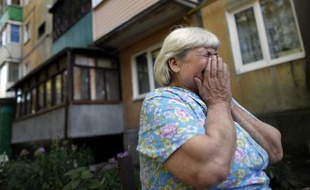 Une femme pleure près de sa maison à Makeyevka, dans la région de Donetsk en Ukraine, le 20 août 2014
