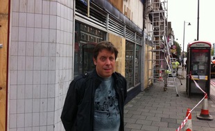 L'ex-travailleur social Bob Goldsmith devant un magasin détruit lors des émeutes de Tottenham, à Londres, le 12 août 2011.