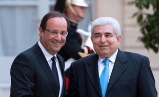 Le président français François Hollande a appelé vendredi à ne pas imposer des "conditions trop draconiennes" à Chypre qui négocie avec la troïka (UE, FMI, BCE) les termes d'un plan de sauvetage de son économie.