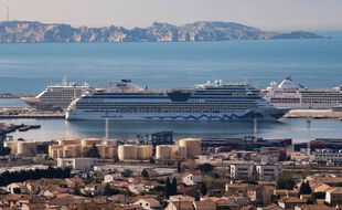 Un bateau de croisière dans le port de Marseille en 2021