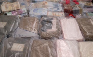 18 kg de cocaïne et 20 kg de cannabis saisis par la police, le 23 novembre 2015 photographiés à la PJ