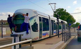 Deux jeunes surpris dimanche 14 juin derrière la rame d'un tramway.