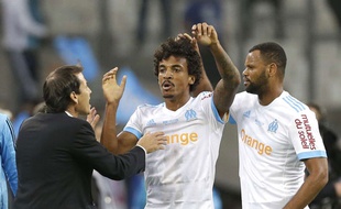 Rudi Garcia félicite Luis Gusatvo après l'ouverture du score contre le PSG.