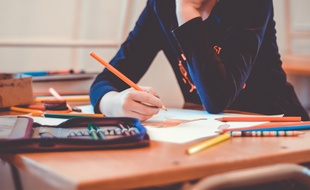 Image d'illustration d'une enfant à l'école.