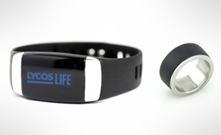 Un bracelet et une bague connectés de Lycos équipés d'une puce NFC.