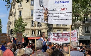 Florian Philippot, en plein discours lors d'un rassemblement anti mesures sanitaires à Paris, le samedi 12 juin