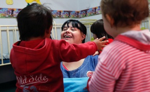 Noelia anime l'atelier de contes dans le cadre d'un programme de stimulation précoce à la lecture.