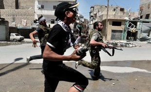 Au moins 200 personnes ont été tuées samedi à Daraya, près de Damas, a annoncé l'Observatoire syrien des droits de l'Homme (OSDH), au moment où de violents combats opposaient rebelles et soldats à Alep, deuxième ville de Syrie en proie aux bombardements et aux privations.