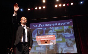 François Hollande présente son programme lors de son premier meeting de campagne à Clichy-la-Garenne, mercredi 27 avril 2011