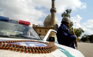 Un policier irakien surveille une mosquée à Bagdad le 16 février 2007