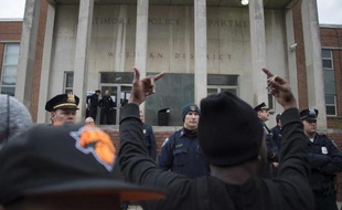 Des manifestants protestent après la mort de Freddie Gray, à Baltimore le 23 avril 2015