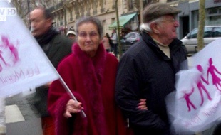 Capture d'écran d'un reportage de BFM TV montrant Simone Veil à la «manif pour tous», le 13 janvier 2013, à Paris.