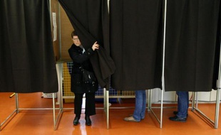 Une femme quitte l'isoloir après avoir voté à Montpellier, pour le deuxième tour des élections régionales le dimanche 21 mars 2010.