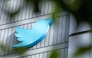 Twitter licencie « environ 50 % » de ses employés dans le monde