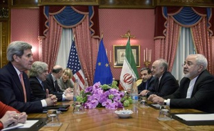 Les délégations américaine (g) avec John Kerry et iranienne (d) se font face lors des négociations sur le programme nucléaire iranien à l'hôtel Beau Rivage à Lausanne le 27 mars 2015