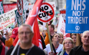 Des manifestants contre l'austérité défilent à Manchester le 4 octobre 2014