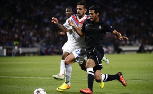 Miguel Lopes (en blanc) au duel avec un joueur de la Real Sociedad, le 20 août 2013