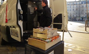 Phenix collecte les invendus alimentaires des petites surfaces alimentaires parisiennes pour les distribuer à des associations.