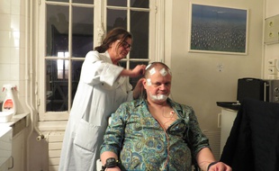 Micheline, technicienne de nuit au Centre du sommeil et de la vigilance de l'Hôtel-Dieu (AP-HP), pose une vingtaine d'électrodes sur Thierry, dont le sommeil sera enregistré cette nuit.