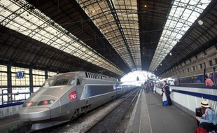 Illustration d'un TGV SNCF arrivant dans une gare.