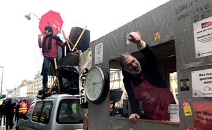 La remorque des cheminots de la CGT est devenue un point de rassemblement des opposants à la réforme des retraites, à Rennes.