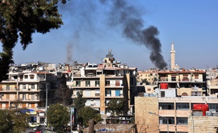 De la fumée s'échappe de la zone aux mains du régime syrien dans l'Est d'Alep, le 20 novembre 2016, après un tir de roquette rapporté des forces rebelles, qui tiennent l'Est de la ville