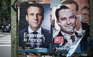 Des affiches d'Emmanuel Macron et de Benoît Hamon.