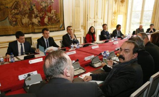 Le Premier ministre Manuel Valls reçoit le secrétaire général de la CGT Philippe Martinez (R) lundi à Matignon sur le projet contesté de réforme du Code du travail, le 14 mars 2016