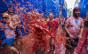 La Tomatina, cette bataille géante de tomates dans les rues de Bunol est devenue une institution en Espagne.