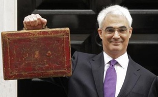 Le ministre des Finances britannique Alistair Darling a présenté mercredi son premier budget, dans des conditions économiques qui l'ont obligé à abaisser encore les prévisions de croissance, et, faute d'annonce fiscale spectaculaire, à mettre l'accent sur des sujets consensuels comme l'écologie ou l'alcoolisme.