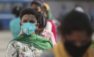 Dans une file d'attente pour faire un test PCR à Jammu, en inde.