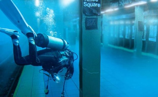 Une fausse photo d'un plongeur dans le métro new-yorkais, qui a circulé lors du passage de l'ouragan Sandy.