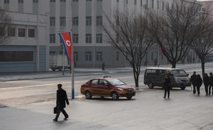 Un passant dans les rues de Pyongyang en Corée du Nord.